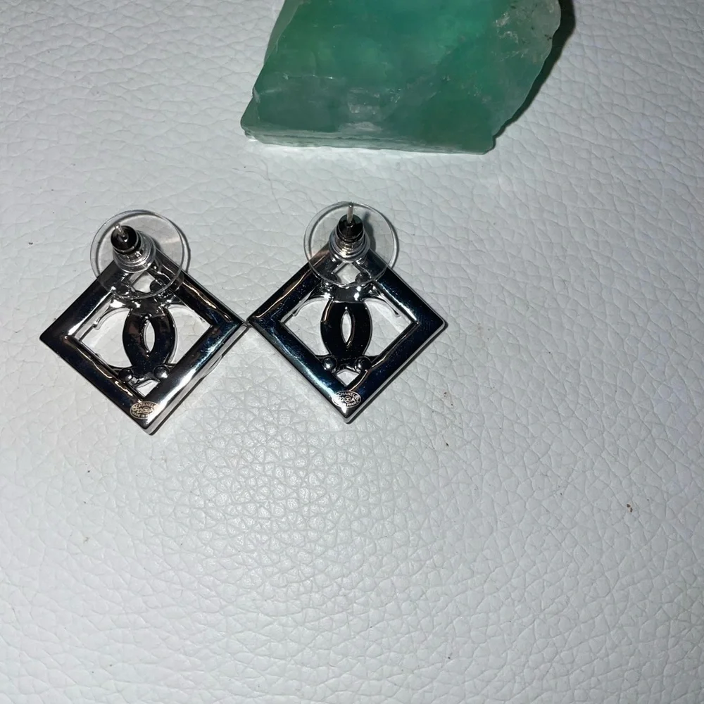 Elegant Chanel Silver tone Earrings with crystals collection 2022 - Picture 9 of 16